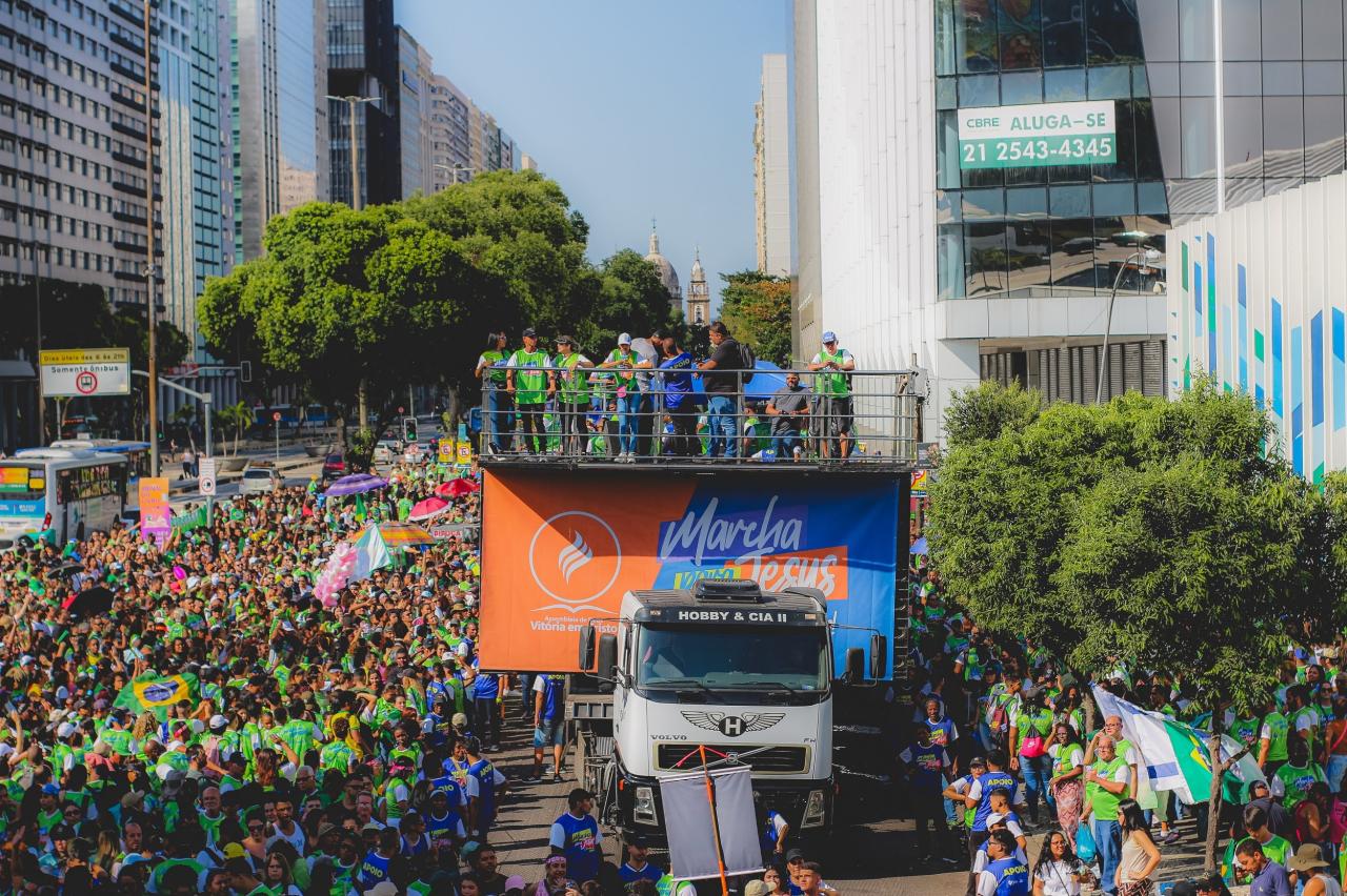 Marcha Para Jesus do Rio de Janeiro teve oração, música e até pedido de casamento no palco