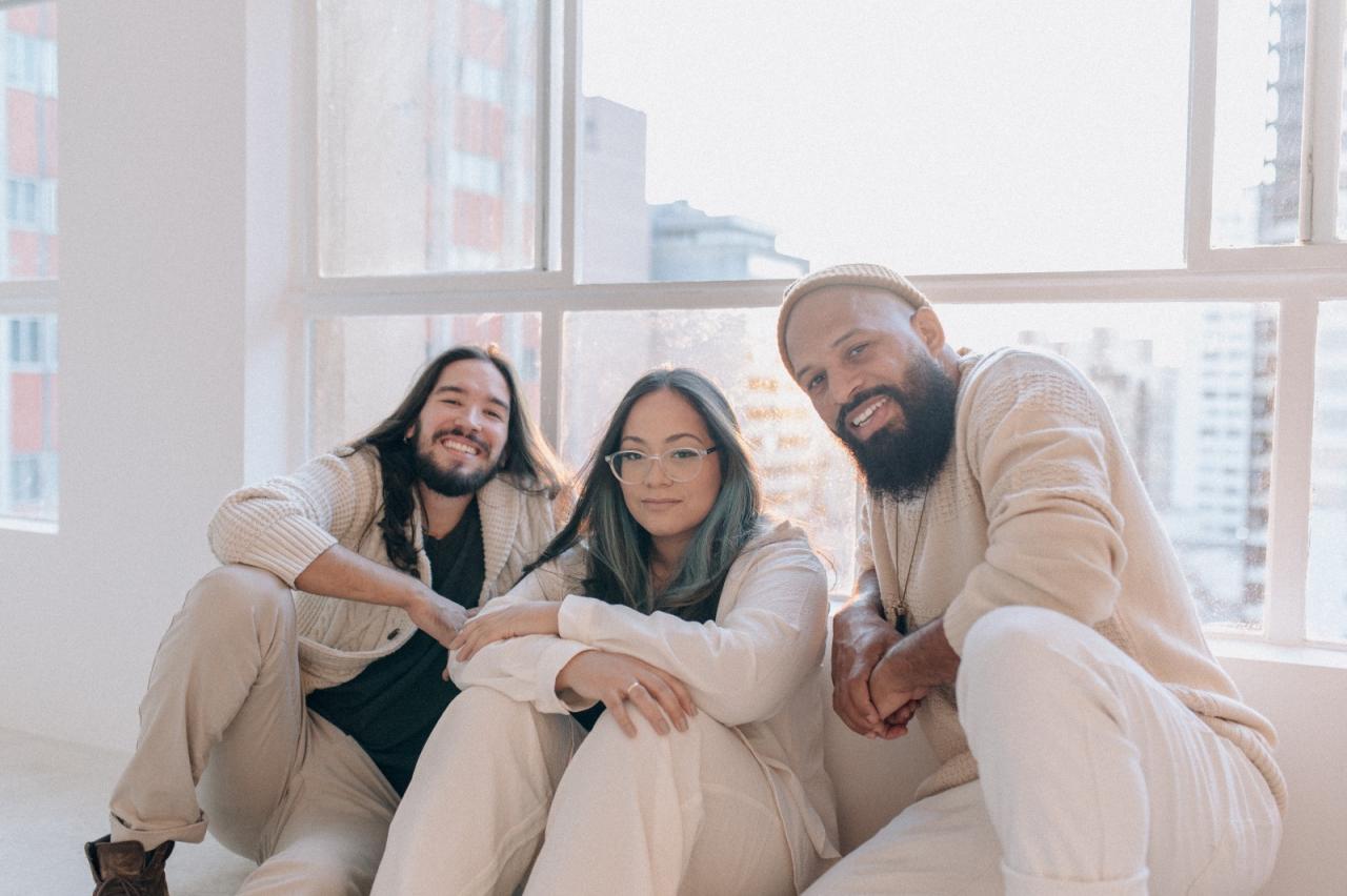 O grupo Trilo lança seu autointitulado álbum de estreia e o clipe da faixa “O Mundo Tá Doidão”