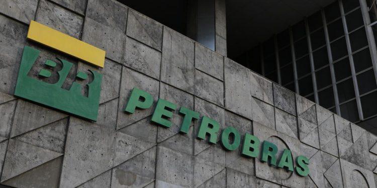 Petrobras anuncia aumento de R$ 0,41 no preço da gasolina e de R$ 0,78 no diesel