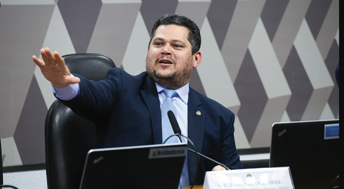 Alcolumbre promete dar andamento a PEC que fixa mandato de 8 anos no STF