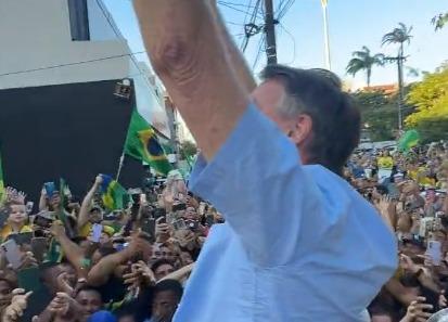 Bolsonaro é ovacionado por multidão nas ruas de Fortaleza