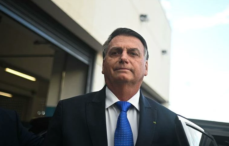 Bolsonaro passa por cirurgias, e Michelle diz que “deu tudo certo”