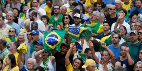 Brasileiros que se declaram de direita são o dobro dos que dizem ser de esquerda, aponta pesquisa