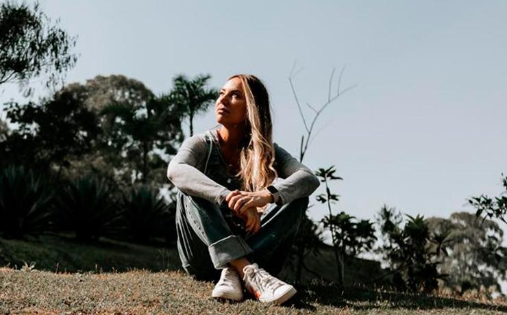 Cantora Feh Simonato lança 