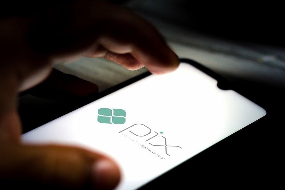 Entenda como funciona o novo golpe financeiro que começa te pagando valores no PIX