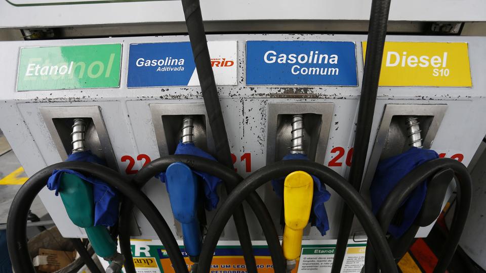 Governo Lula quer revogar ICMS fixo e imposto da gasolina pode subir junto com os preços