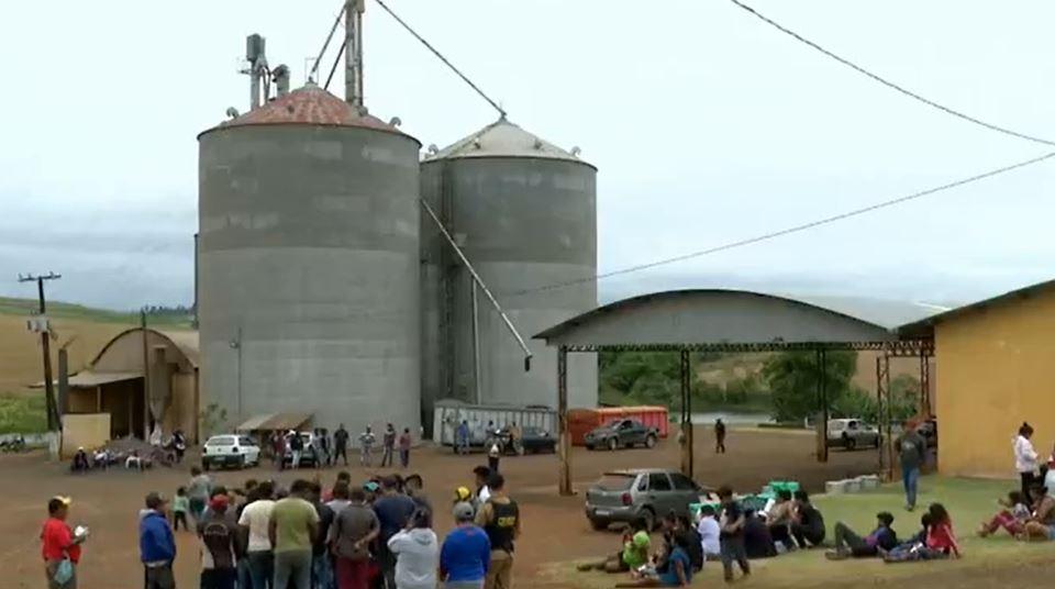 Indígenas dizem que terras eram de antepassados e invadem fazenda em Tamarana (PR)