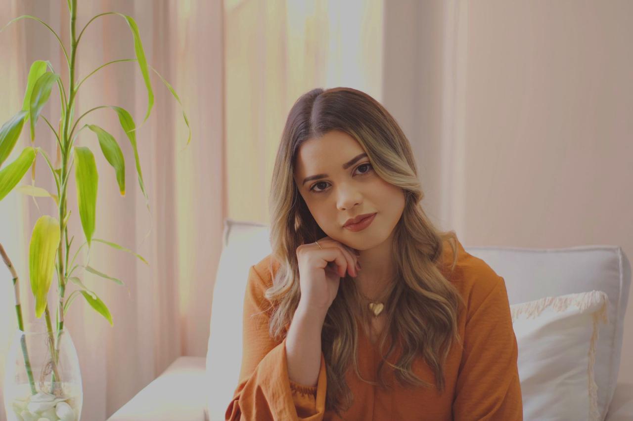 O novo single de Caroline Lunaro: 'Não Me Abalarei' - uma canção de fortaleza espiritual