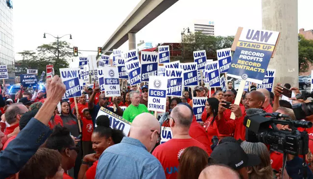 Trabalhadores da GM, Ford e Stellantis realizam greve simultânea inédita nos Estados Unidos