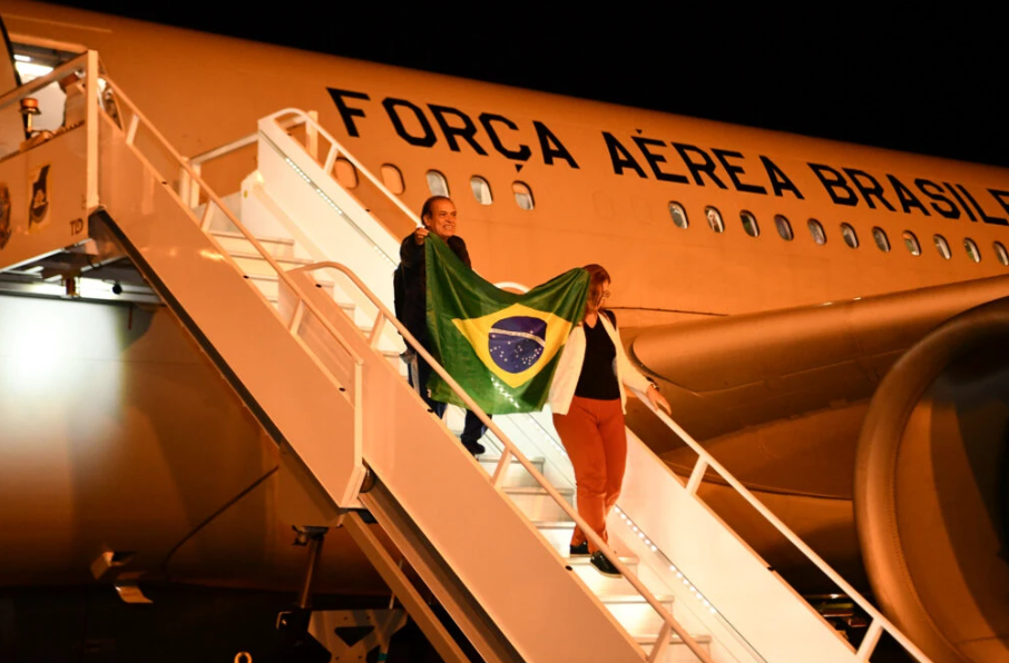 Avião da FAB trazendo brasileiros vindos de Israel chega a Brasília