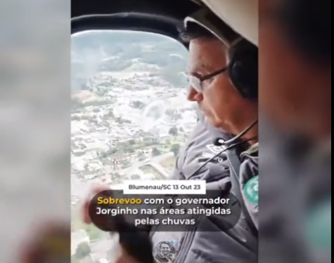 Bolsonaro e governador de Santa Catarina sobrevoam cidades alagadas