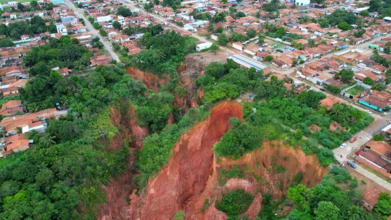 Crateras gigantescas se abrem e cidade está 'afundando' no Maranhão