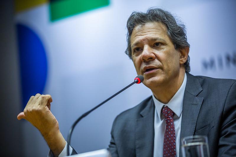 Dólar sobe após coletiva irritada de Haddad sobre meta fiscal