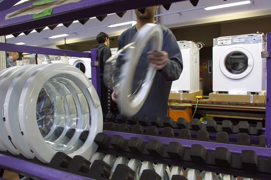 Electrolux demite mais de 3 mil funcionários