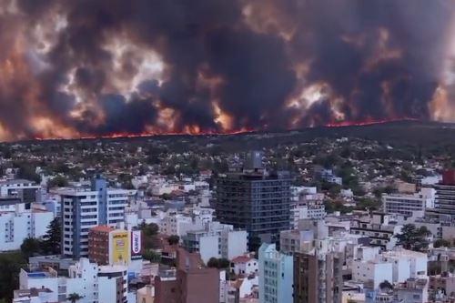 Enorme incêndio atinge 2ª maior cidade da Argentina e traz cenas assustadoras