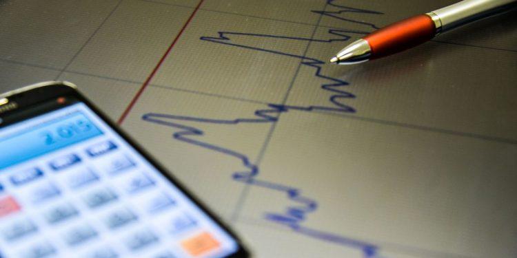 IBGE: Volume de serviços cai 0,9% em agosto