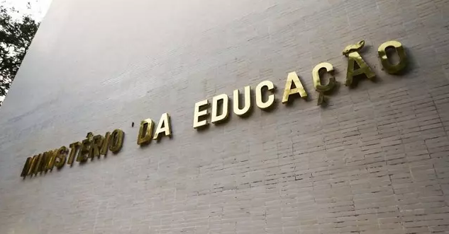 MEC tem 30 dias para explicar bloqueio de bolsas