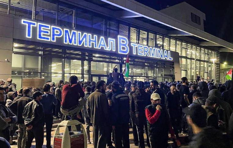 Multidão tenta barrar chegada de israelenses em aeroporto na Rússia
