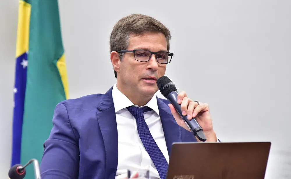 'Não conseguimos mais passar seis meses sem uma crise', diz presidente do BC
