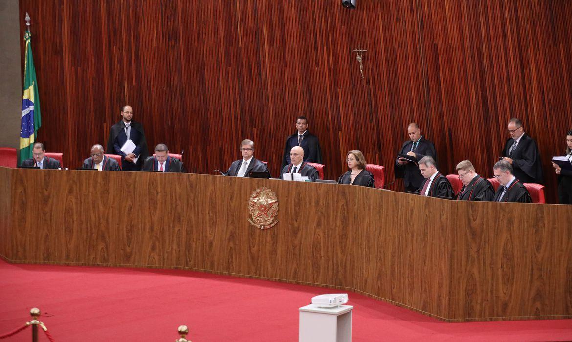 Por unanimidade, TSE absolve Bolsonaro em ação sobre abuso de poder no Planalto e Alvorada