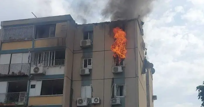 Prédio residencial em Tel-Aviv é atingido por mísseis do Hamas