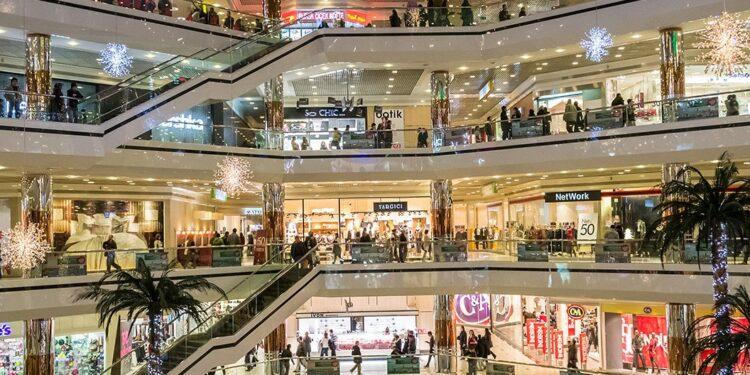 Shopping centers brasileiros enfrentam crise com aumento de fechamentos de lojas