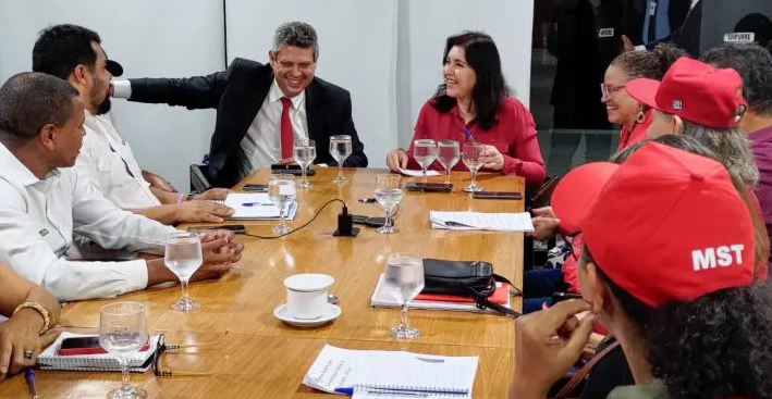 Simone Tebet discute reforma agrária com o MST