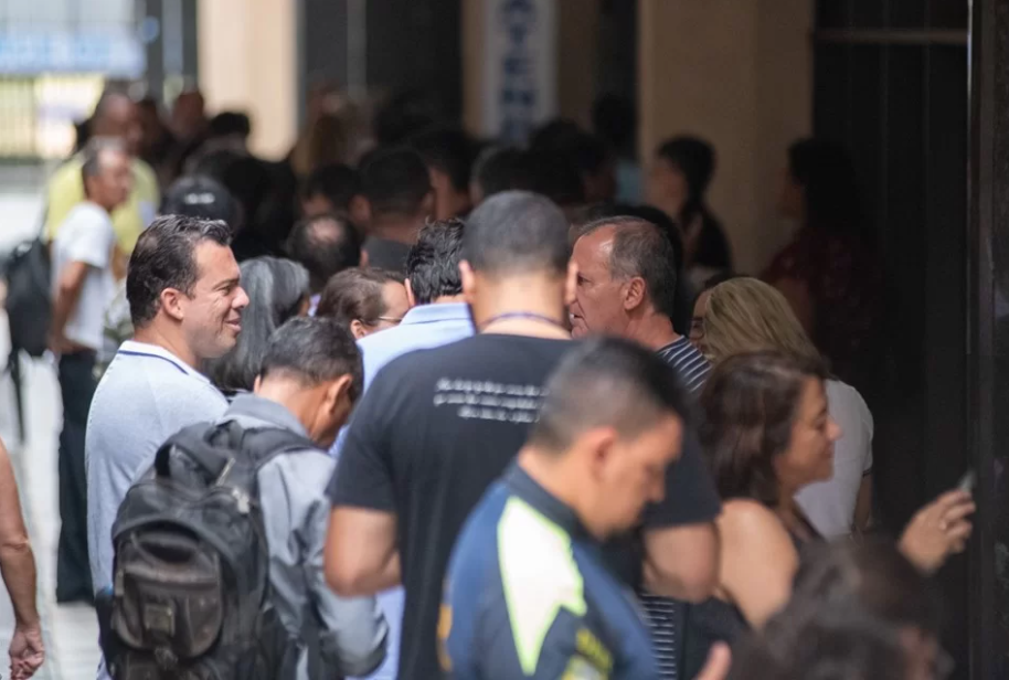 Sindicato aprova desconto em salário e fila para contestação gera caos