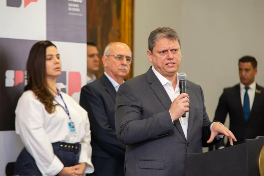 Tarcísio diz que greve nos trens e metrô de SP é “ilegal e política”