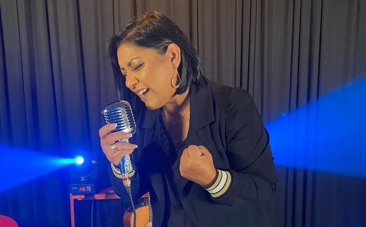Cantora Amanda Lage lança o single 