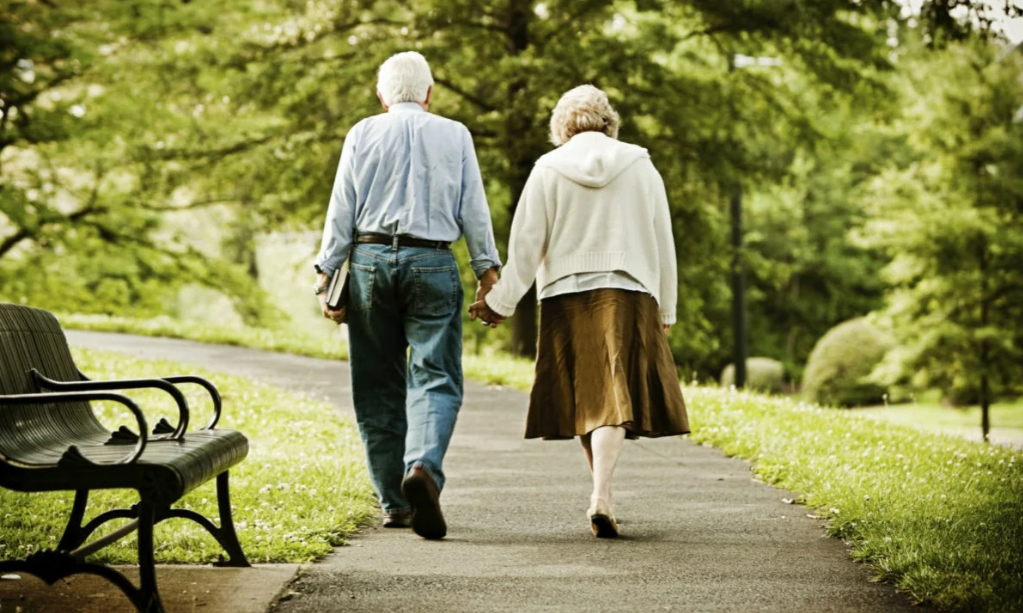 Ciência descobre surpreendente sinal de alerta do Alzheimer que pode ser notado ao caminhar