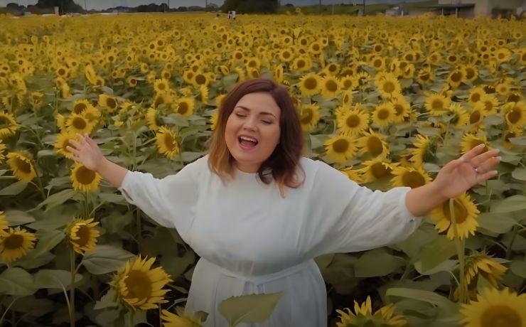 Do Japão para o Brasil, Emi Watanabe lança “Jardim”, poesia em forma de canção