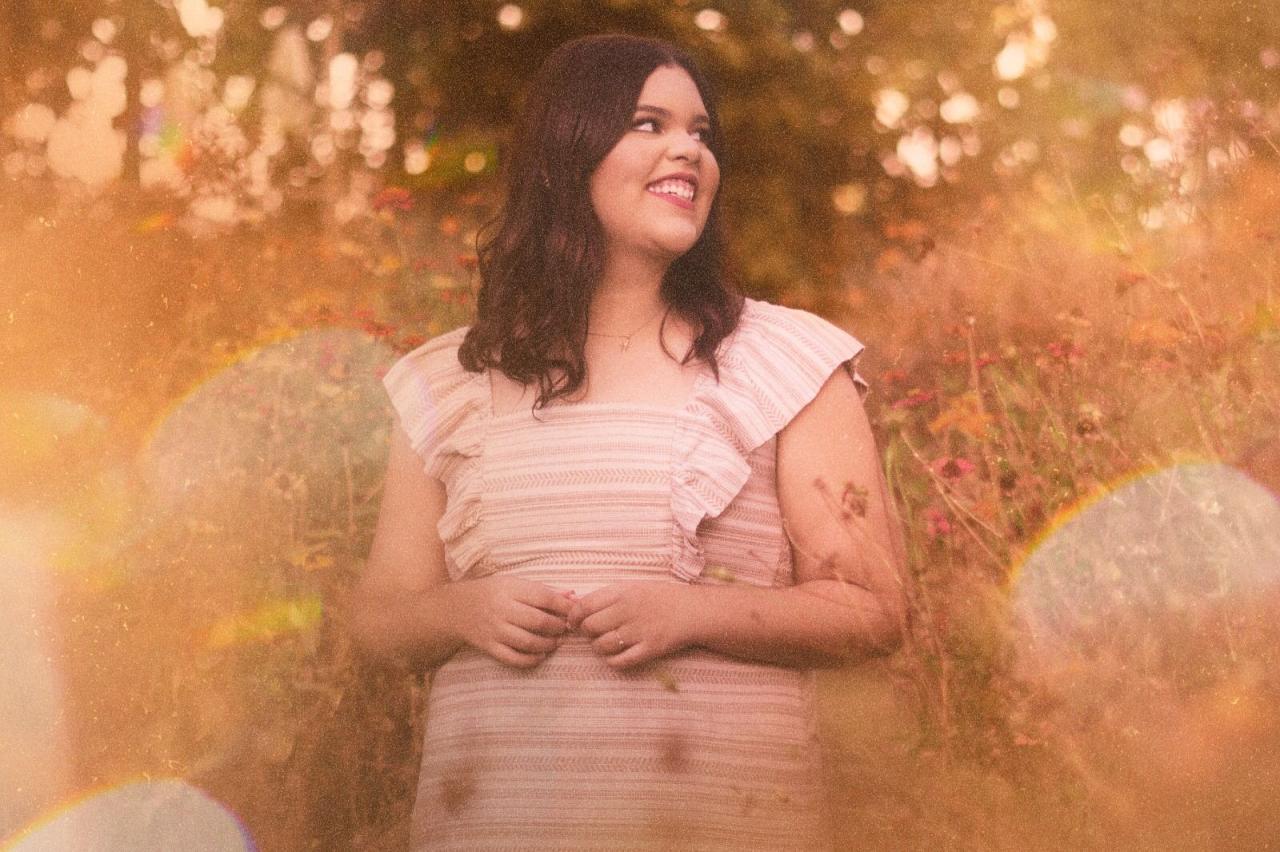 Emily Louise lança o EP “Vem Me Encher” com canções autorais e participações especiais