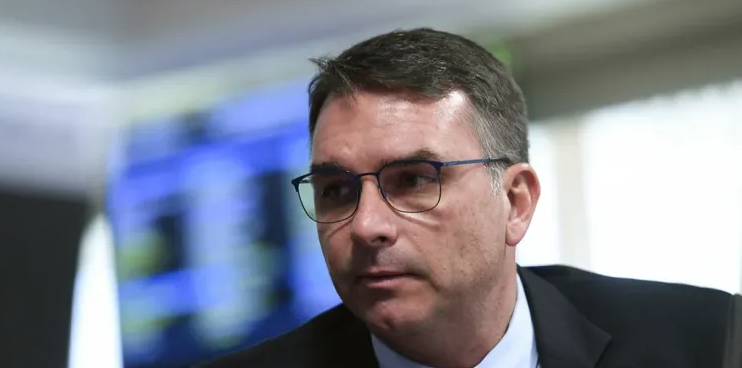 Flávio Bolsonaro aciona PGR e pede afastamento imediato de Dino após ida de ‘dama do tráfico’ ao MJ