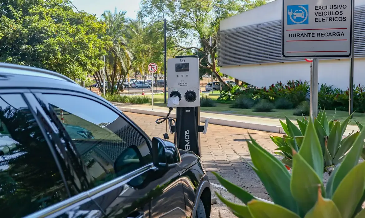 Governo retoma imposto de importação para carros elétricos