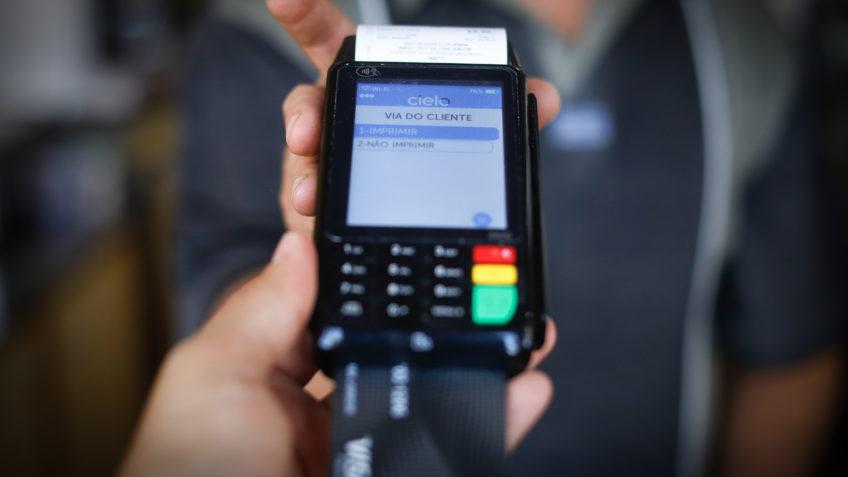 Juros do cartão de crédito rotativo ficam em 441,1% em setembro