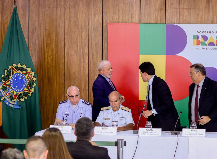 Lula anuncia decreto de GLO em portos e aeroportos