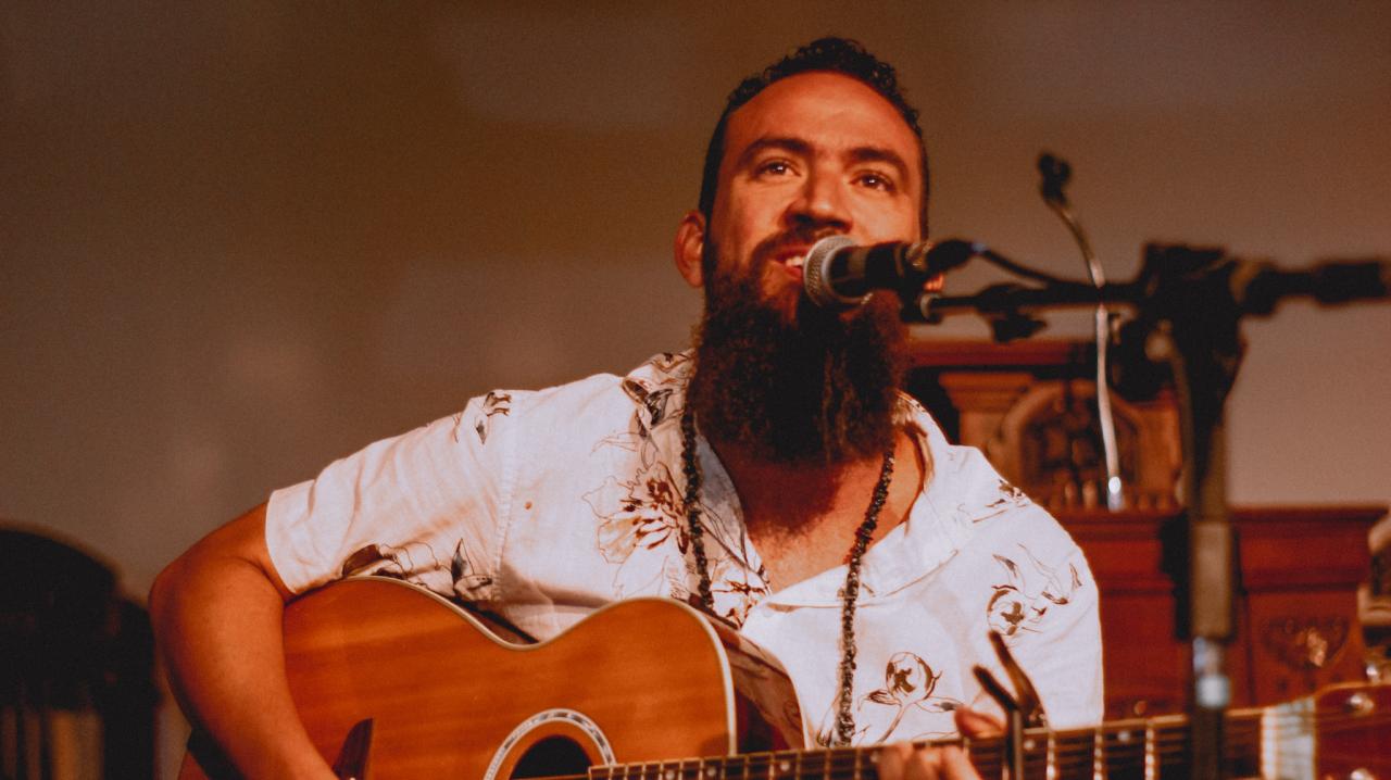 Marco Telles lança double single “Que Milagre - Ao Vivo”