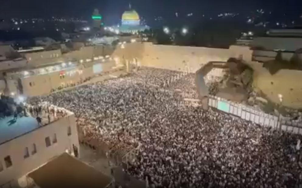 Milhares de pessoas se reunem no Muro das Lamentações para orar pelo povo de Israel
