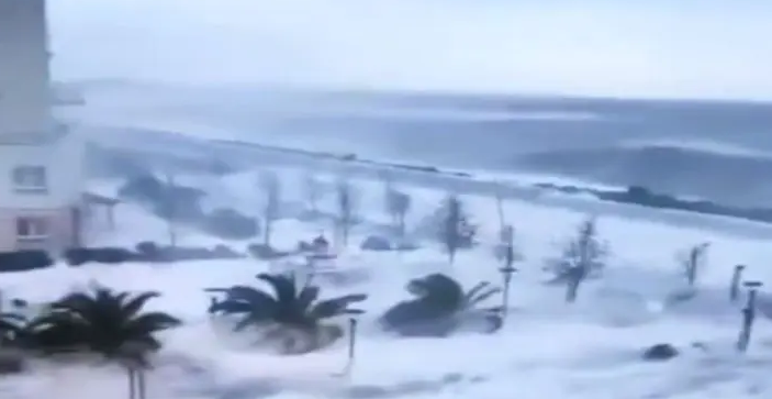 Nevasca e tempestade fazem mar ‘invadir’ Rússia e Ucrânia