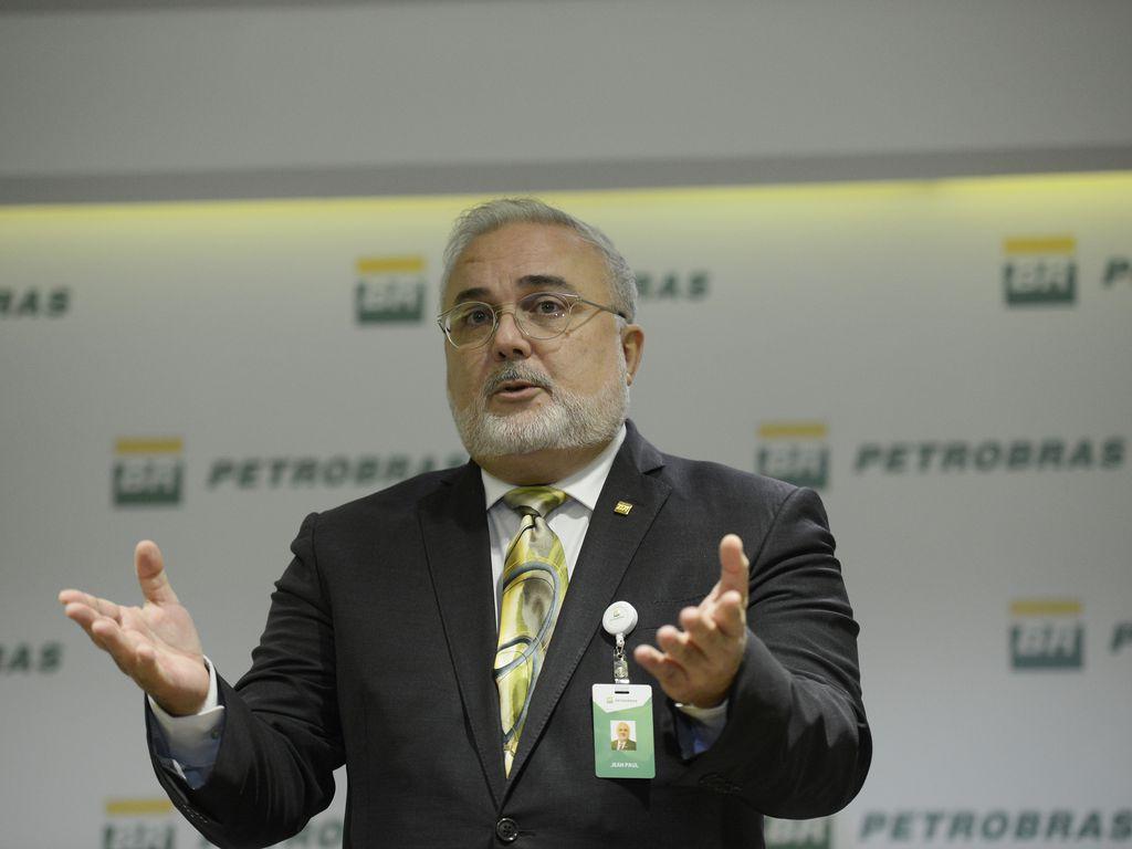 Presidente da Petrobras nomeia gerente demitido por corrupção