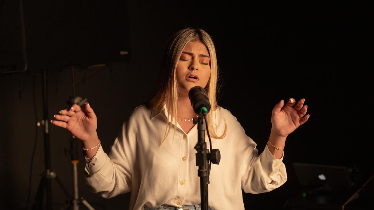 Raissa Cespedes em “Tu És O Deus”, declaração da soberania e do amor de Deus