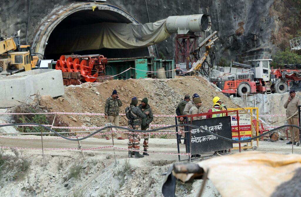 Resgate conclui rota de escape de 41 presos em túnel na Índia