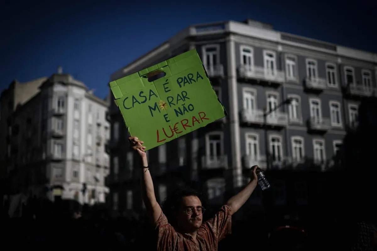 Sem dinheiro, centenas de brasileiros estão na fila para voltar de Portugal