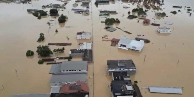 Temporais já deixaram 7 mortos no Sul do país; mais de 20 mil pessoas estão desabrigadas após temporais no RS e SC