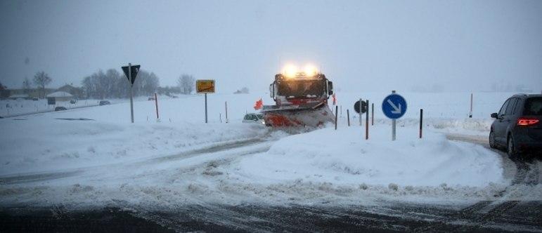Violenta tempestade de neve deixa motoristas encurralados e causa mortes na Europa