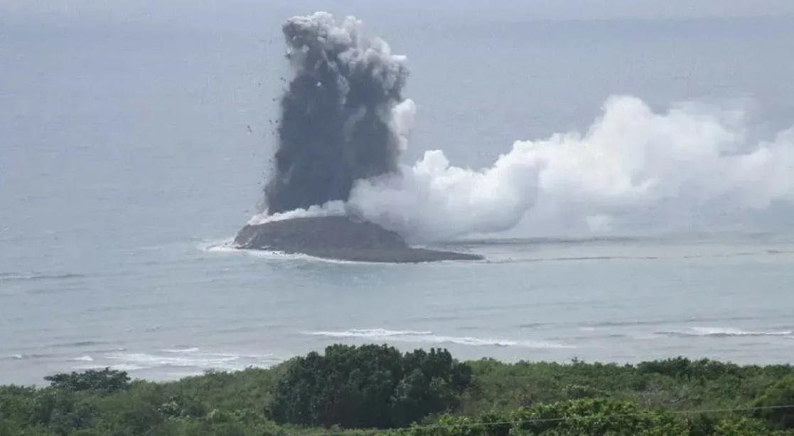 Vulcão subaquático entra em erupção e forma nova ilha no Japão