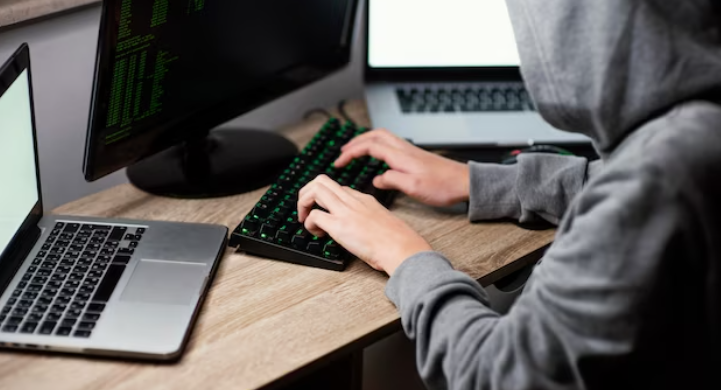 Adolescente é detido após ameaças a mais de 40 pessoas, incitar automutilação e promover suicídio entre menores online
