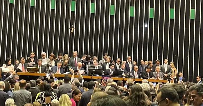 Ao lado de Lula, Pacheco promulga PEC da reforma tributária