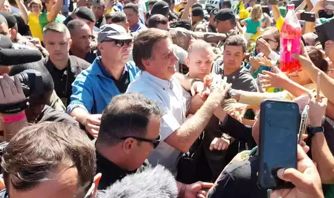 Bolsonaro arrasta multidão durante passeio na Argentina